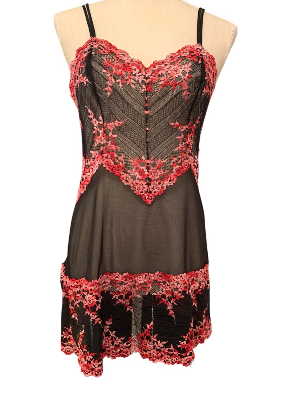 WACOAL SEXY EMBRACE LACE CHEMISE. NWT! EXCELLENT CONDITION!